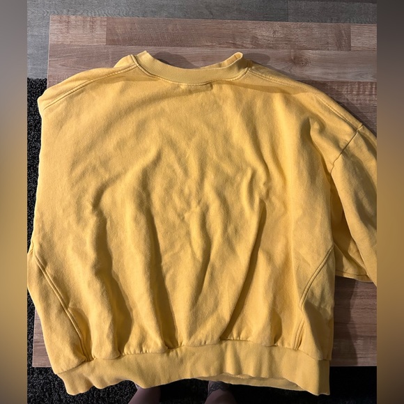 Yellow sweater - Picture 1 of 4